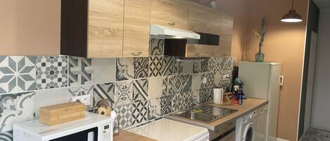 Een magnetron, een oven, een kookplaat, een vaatwasser