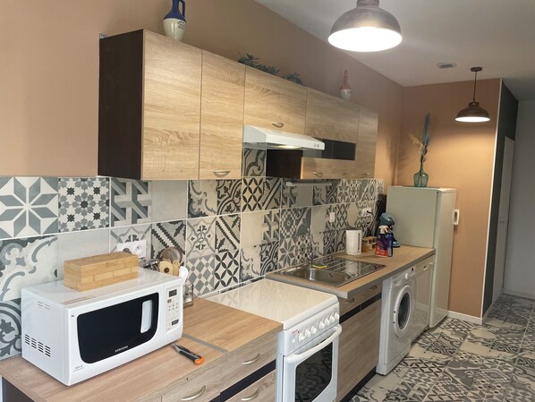 Micro-ondes, four, plaque de cuisson, lave-vaisselle