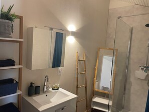 Haartrockner, Handtücher, Toilettenpapier
