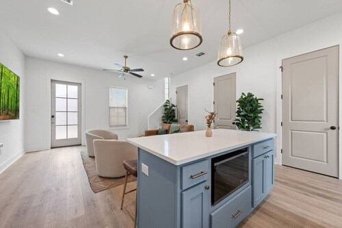 Luxury Cajun Stay•KING•85`TV•Hospital•River Ranch