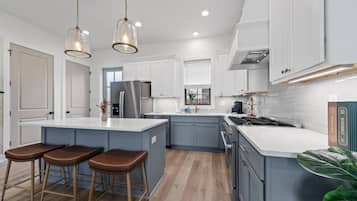 Køleskab, mikrobølgeovn, ovn, kogeplade