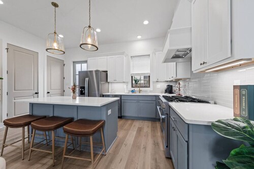 Luxury Cajun Stay•KING•85`TV•Hospital•River Ranch