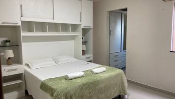 3 quartos, ferros/tábuas de passar roupa, Wi-Fi, roupa de cama