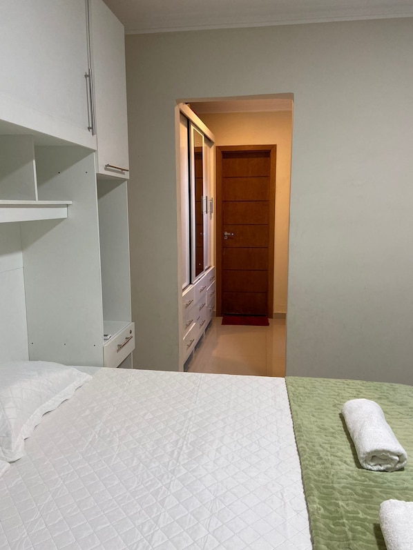 3 quartos, ferros/tábuas de passar roupa, Wi-Fi, roupa de cama