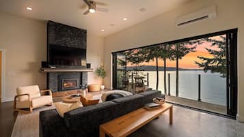 Smart TV, fireplace, stereo