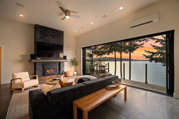 Smart TV, fireplace, stereo