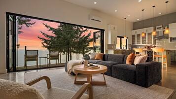 TV connectée, cheminée, chaîne hi-fi