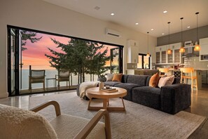 TV connectée, cheminée, chaîne hi-fi