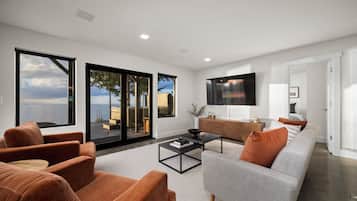 Smart TV, fireplace, stereo