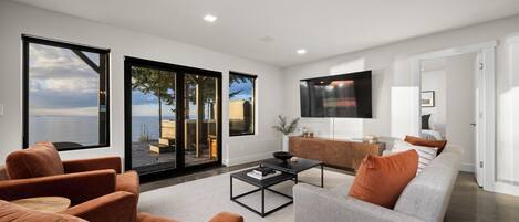 Een smart-tv, een open haard en een stereo