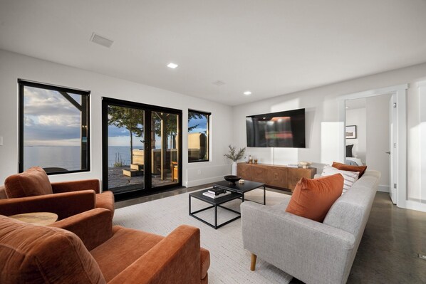 Smart TV, fireplace, stereo