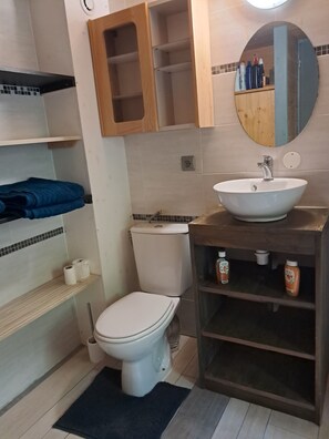Dusche, Haartrockner, Handtücher, Seife