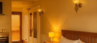 Elegant Vintage Stay Near Airport & NEC