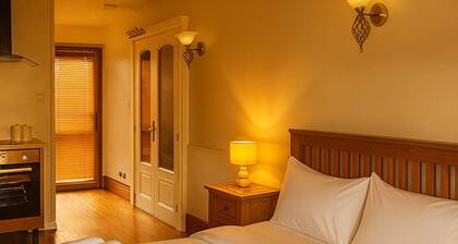 Elegant Vintage Stay Near Airport & NEC