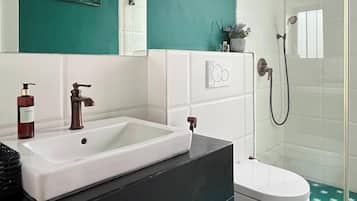 Amenidades de baño gratuitas, toallas, jabón, shampoo