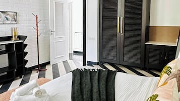 Tabla de planchar con plancha, wifi gratis y ropa de cama