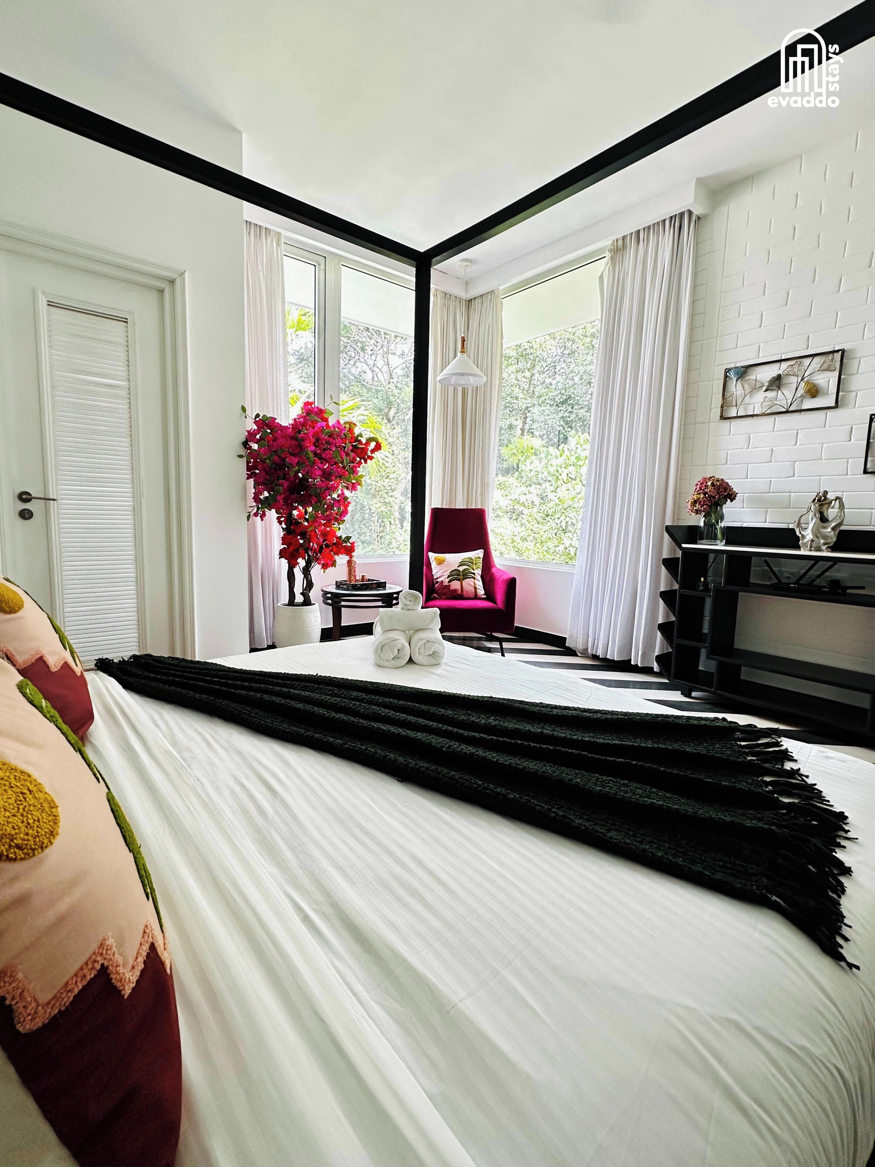 Tabla de planchar con plancha, wifi gratis y ropa de cama 