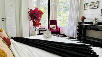 Tabla de planchar con plancha, wifi gratis y ropa de cama