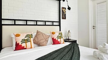 Iron/ironing board, free WiFi, bed sheets