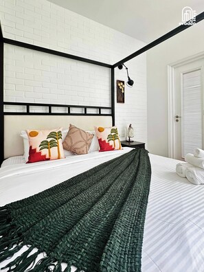 Tabla de planchar con plancha, wifi gratis y ropa de cama