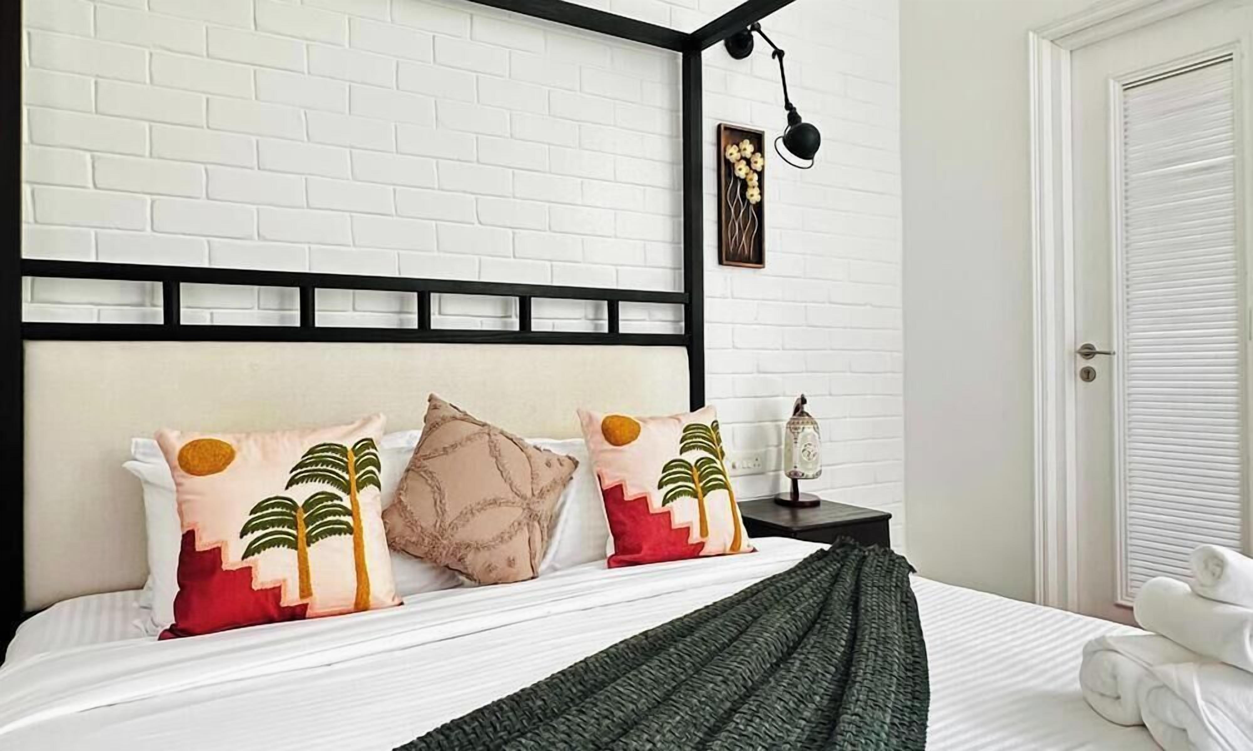 Tabla de planchar con plancha, wifi gratis y ropa de cama 