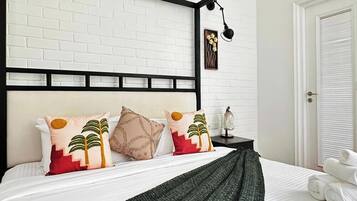 Tabla de planchar con plancha, wifi gratis y ropa de cama
