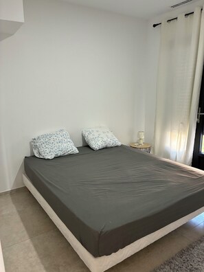 Iron/ironing board, WiFi, bed sheets