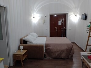 1 bedroom, free WiFi, bed sheets - Cozy townhouse among archaeological sites and natural parks (Portici)
