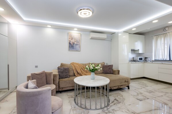 Apartment, 1 Bedroom | Living area