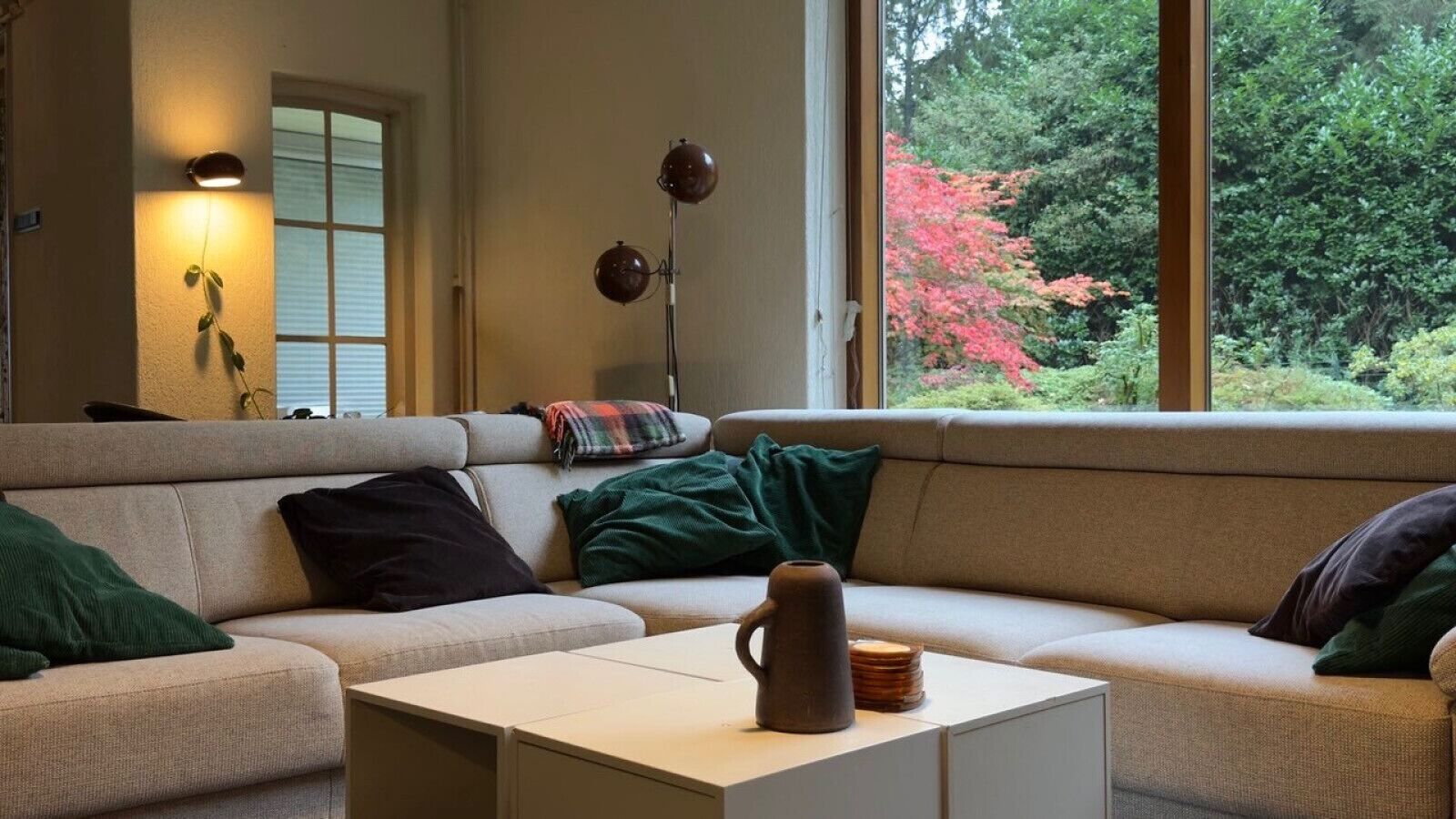 Televisie, een open haard en een stereo