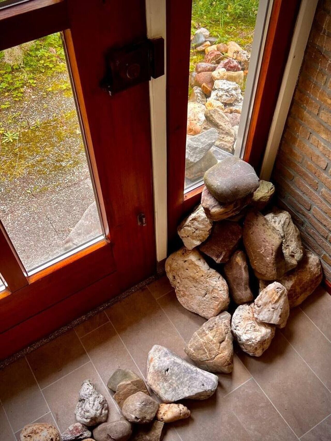 المنشأة من الداخل