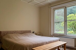 5 bedrooms, iron/ironing board, WiFi, bed sheets