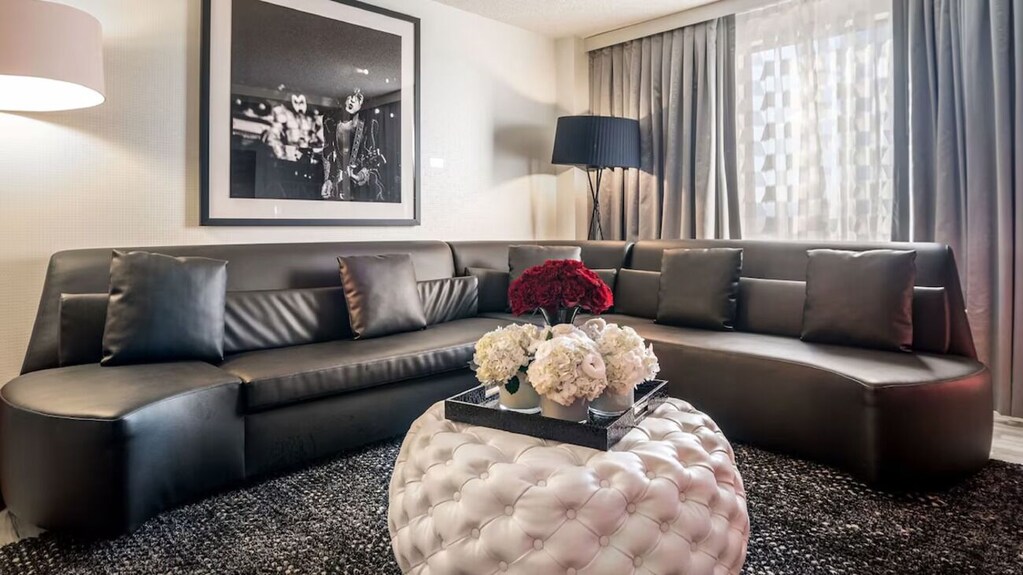 Vibrant Downtown Stay| Walk To Colorado Convention Center | Business Convenience - Okinawa