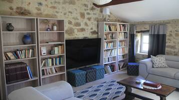 スマートテレビ、暖炉、DVD プレーヤー、テーブルサッカー台