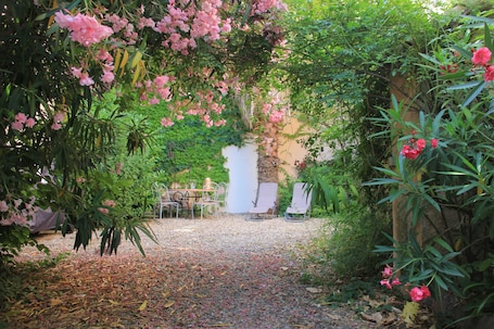 Outdoor dining. Large Art Nouveau house between sea and garrigue, charm and leisure in the heart of the South of France