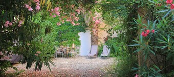 Large Art Nouveau house between sea and garrigue, charm and leisure in the heart of the South of France