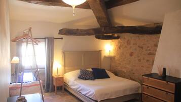 5 makuuhuonetta, työpöytä, silitysrauta/-lauta, vauvan matkasänky