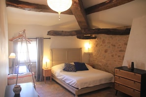 5 bedrooms, desk, iron/ironing board, travel cot