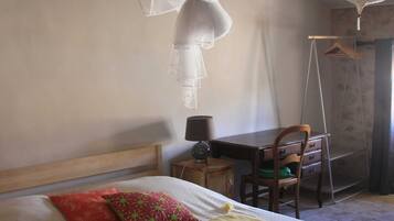 5 makuuhuonetta, työpöytä, silitysrauta/-lauta, vauvan matkasänky