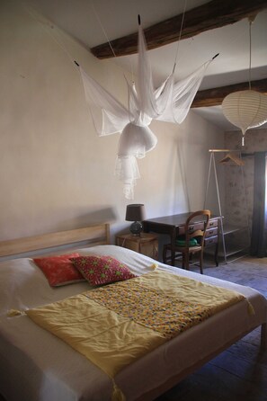 5 slaapkamers, een bureau, een strijkplank/strijkijzer, reisbedje