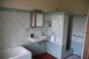 Douche, sèche-cheveux, savon, papier toilette