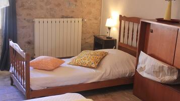 5 bedrooms, desk, iron/ironing board, travel crib