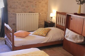 5 Schlafzimmer, Schreibtisch, Bügeleisen/Bügelbrett, Reisekinderbett