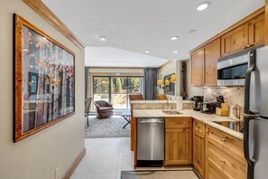 ثلاجة، ميكروويف، فرن، غسالة أطباق