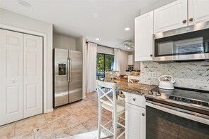 Réfrigérateur, micro-ondes, four, lave-vaisselle