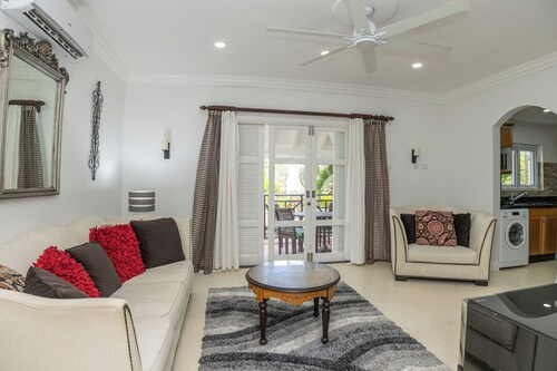 Beachside Escape: Stylish 2 bedroom condo with pool and gym access!