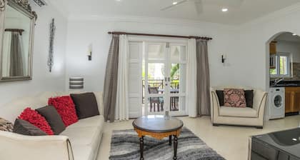 Beachside Escape: Stylish 2 bedroom condo with pool and gym access!