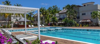 Beachside Escape: Stylish 2 bedroom condo with pool and gym access!