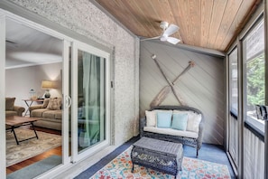 Smart TV - Updated 4BR/4.5BT steps from beach with pool access (St. Simons Island)