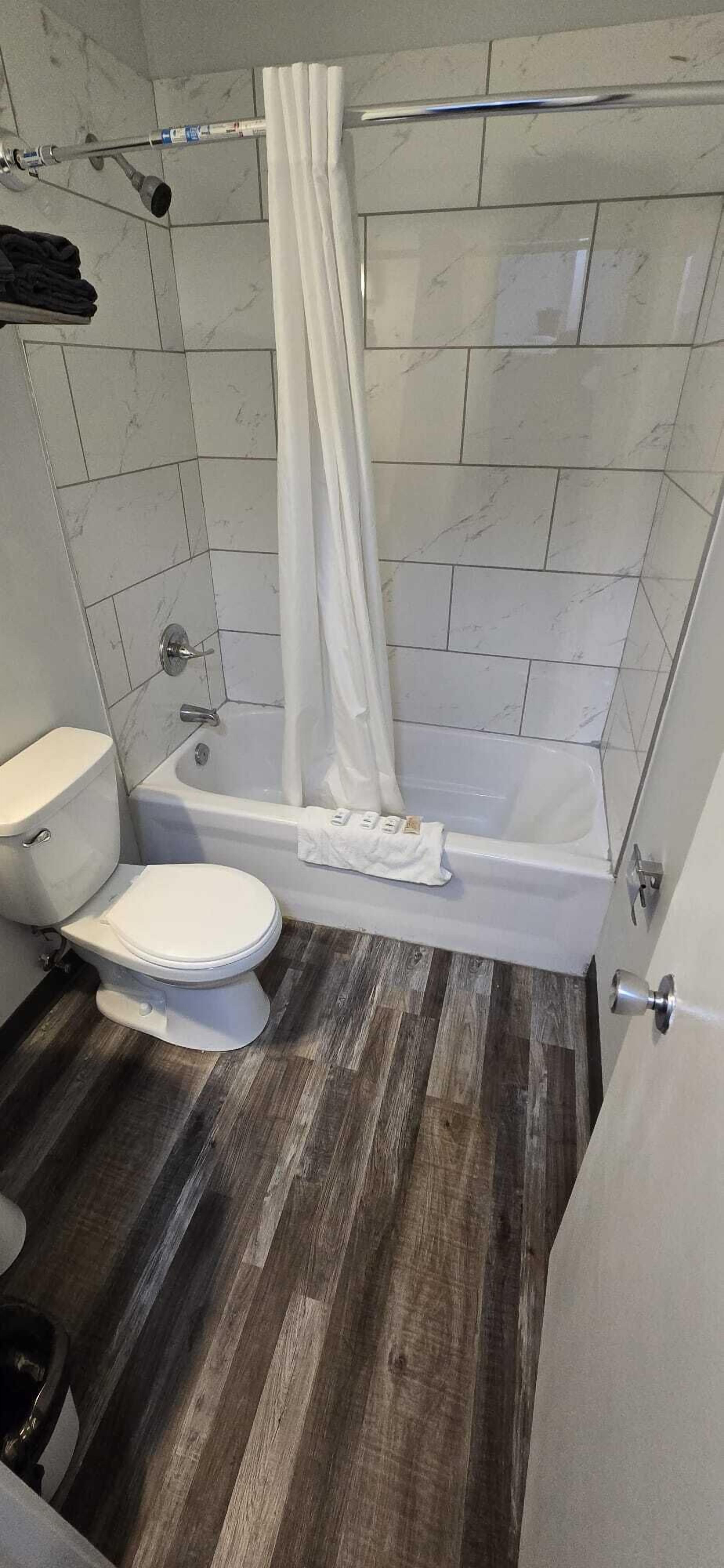 Kamar Double Standar | Kamar mandi | Perlengkapan mandi gratis, sabun, sampo, dan tisu toilet